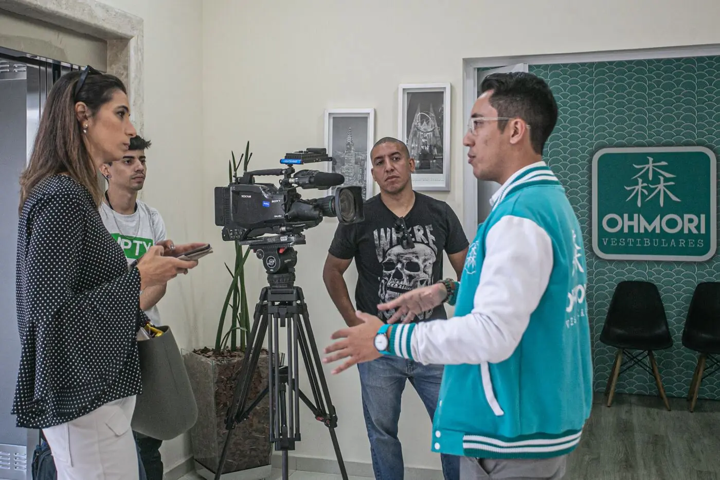 Equipe de reportagem da TV Globo gravando entrevista na unidade da Ohmori