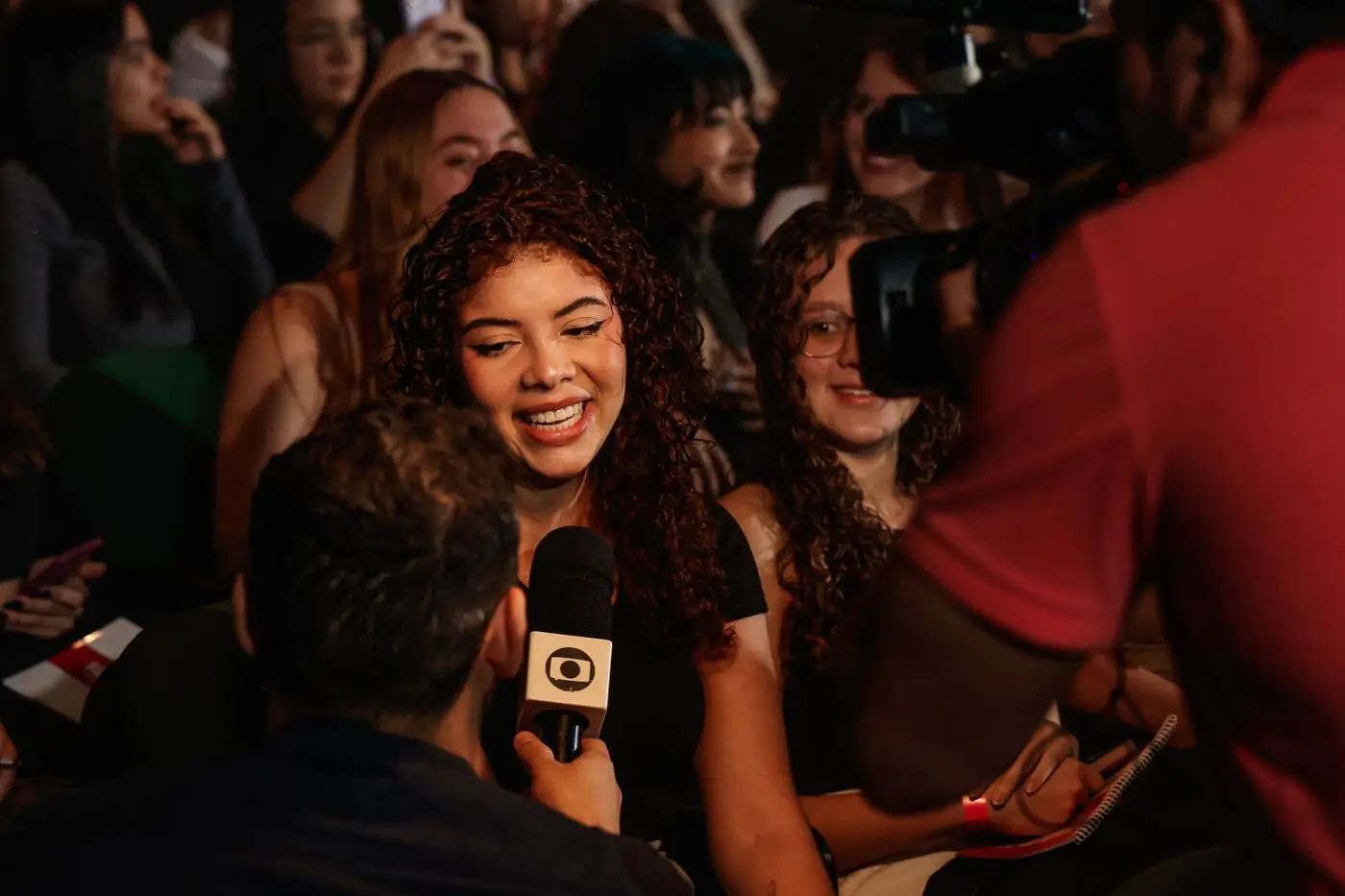 Aluna sendo entrevistada pela TV Globo em um evento