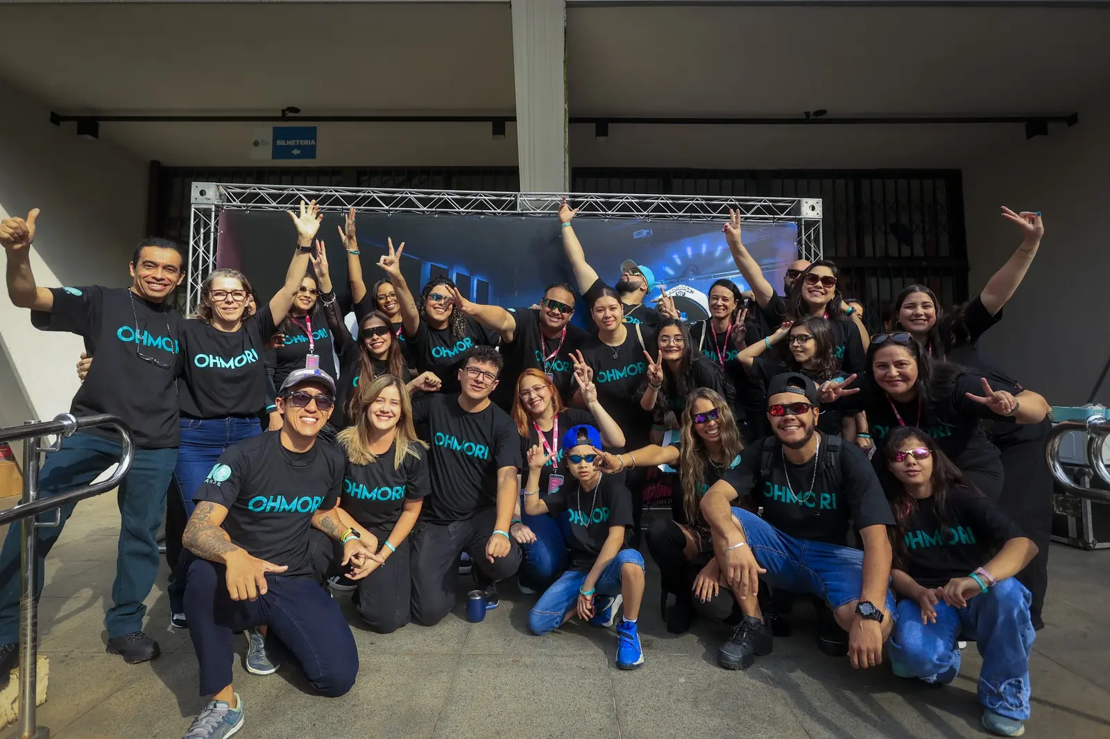 Time Ohmori reunido, com camisetas da escola