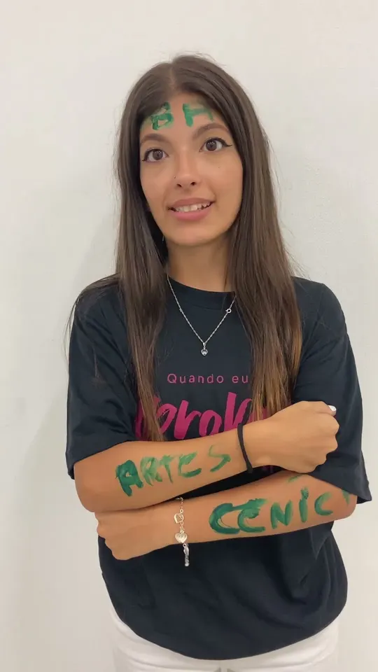 Isabele, com Artes Cênicas escrito no braço