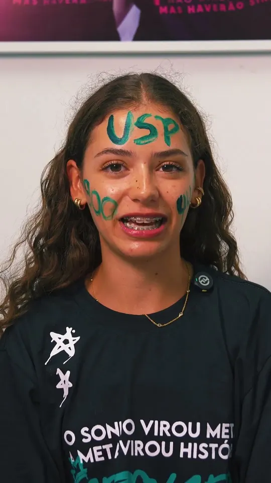 Milena, com USP escrito na testa