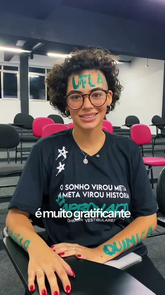 Gabriela, com UFLA escrito na testa
